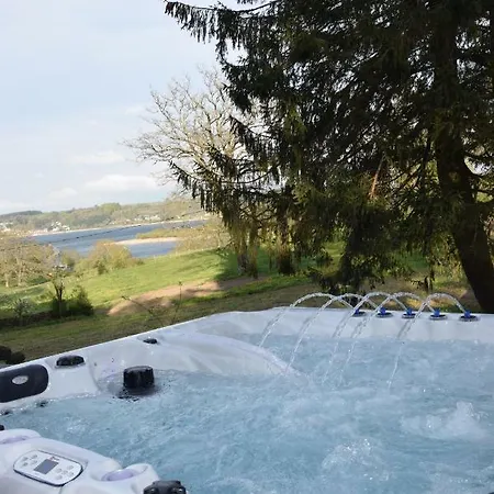 펜션 Domaine Du Charouzech Salles-Curan